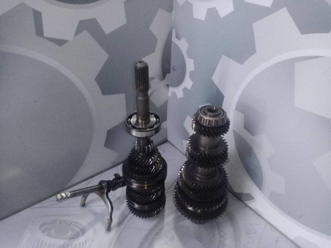 КПП механическая (МКПП) Toyota Auris 2 поколение (2012 - 2015), 1.4 л., дизель - фото №1