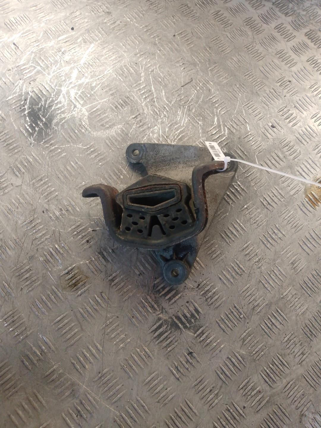 подушка крепления КПП Volkswagen Transporter T5 2006, 2.5 л., дизель - фото №1