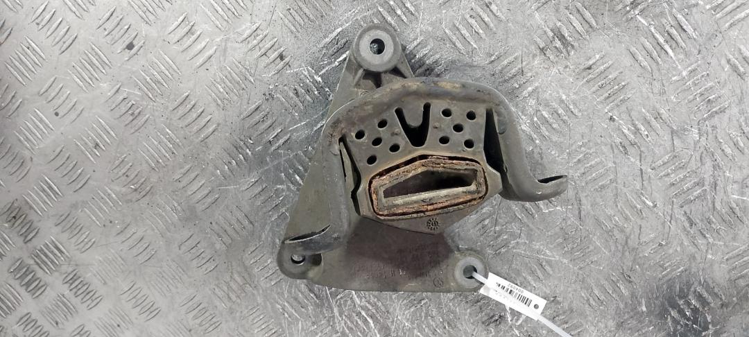 подушка крепления КПП Volkswagen Transporter T5 2007, 2.5 л., дизель, 6МКПП, передний привод - фото №1