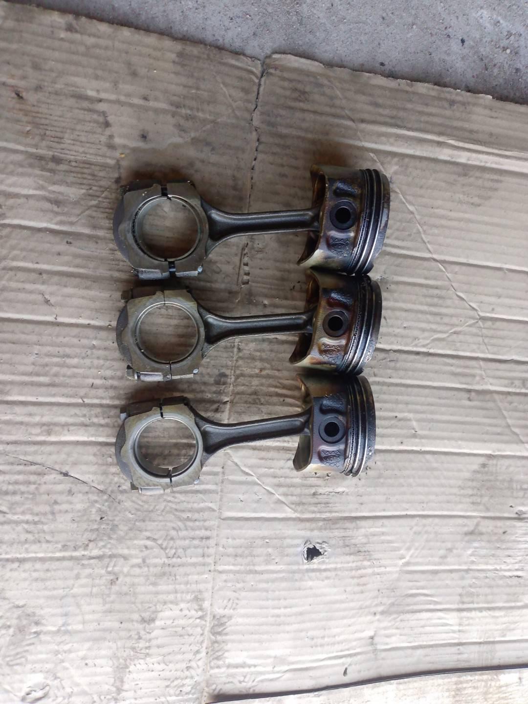 поршень Renault Megane 1 поколение 1998, 1.6 л., дизель - фото №1