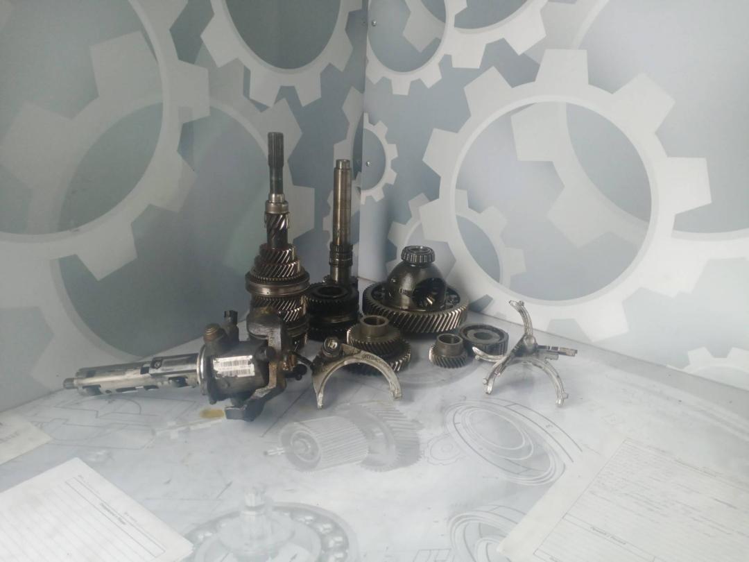 КПП механическая (МКПП) Ford C-Max 2 поколение (2010 - 2015), 1.5 л., дизель - фото №1